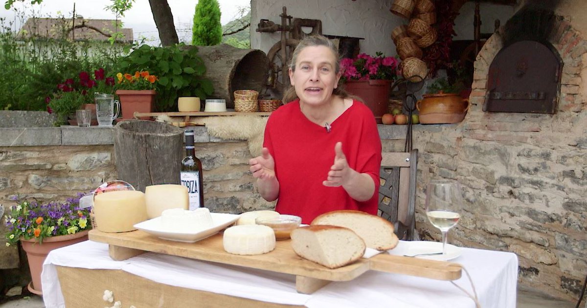 La pastora y quesera del #ValledeAyala, Leire Ibarrola, afirma que están en el punto clave para elaborar el queso y cuidar a las abejas para elaborar la miel. 🧀 @IzoriaAyala @quesoIZORIAmiel 

Mirad lo que cuenta en el programa Historias a bocados: eitb.eus/es/television/…