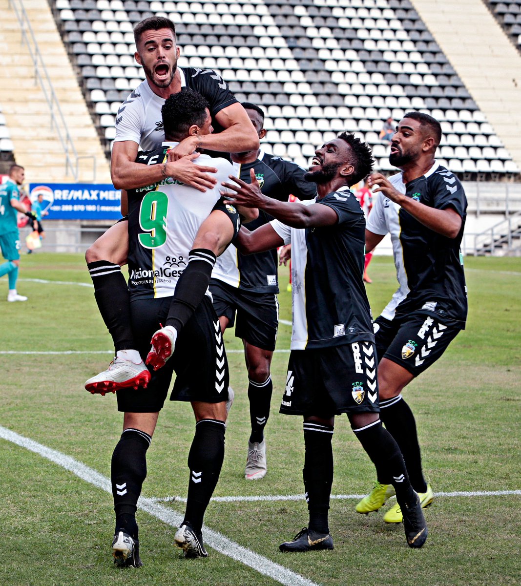 B24PT's tweet photo. Nacional e Farense foram promovidos à Liga NOS depois de a II Liga ter sido cancelada. https://t.co/XUcj3uVhmq