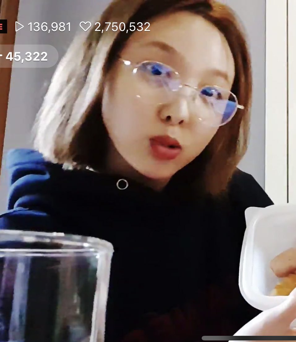 eqnayeon2's tweet photo. 쌩얼도 이뻐 안경쓴것도 이뻐 어떡해!
나연이 표정 맛집 😂
#나연 #nayeon https://t.co/RmAqI2PH4m