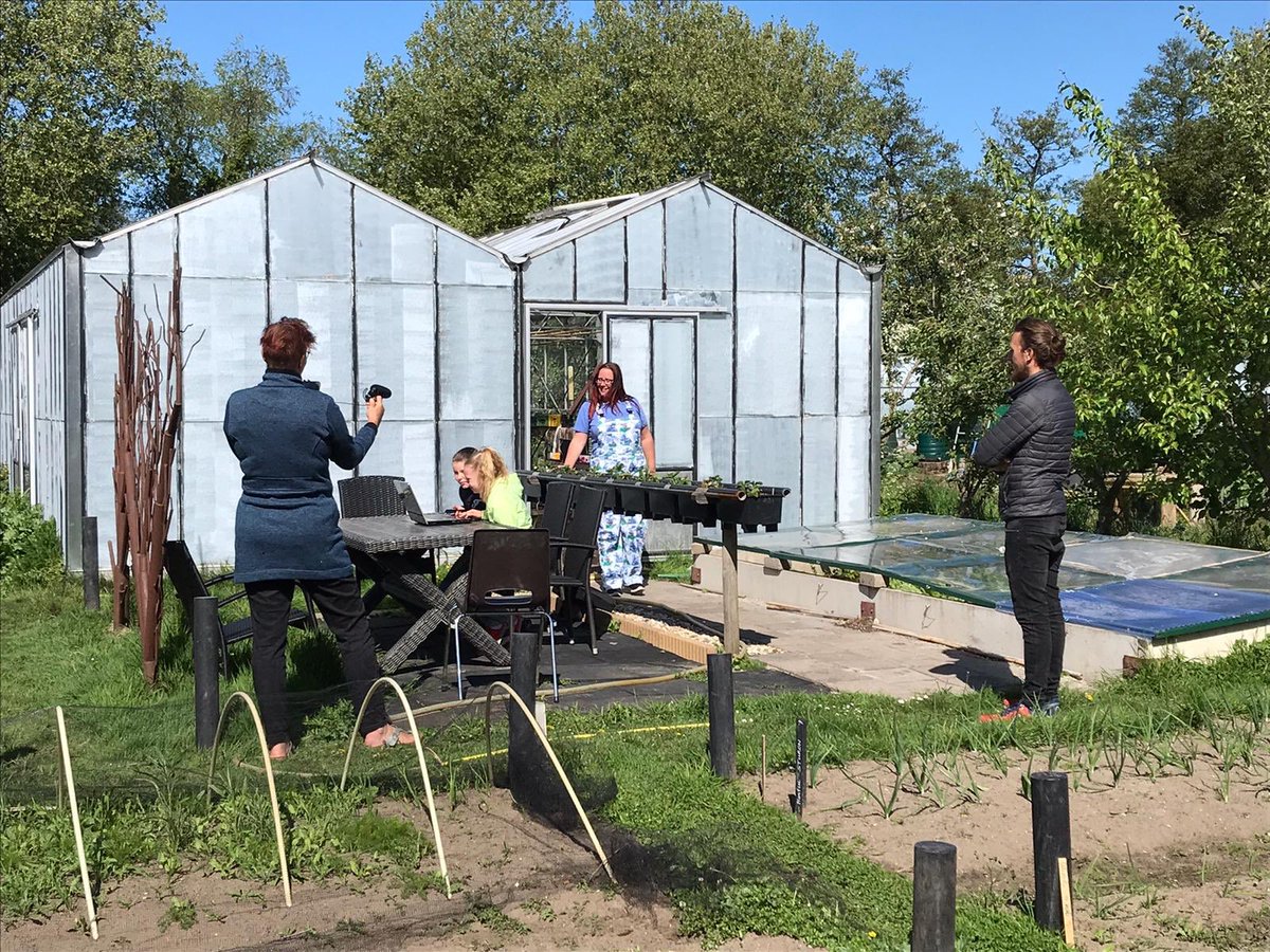 SocialeMoestuin's tweet photo. Les 3 van de Moestuin-Thuis-Tuin wordt gefilmd. En twee jury leden van de kinderraad kiezen de leukste inzending uit van de 1e win actie. #bevrijdingsdag #vrijwilligerswerk #moestuinieren #sojs #alleskids https://t.co/d5L6zqOssS