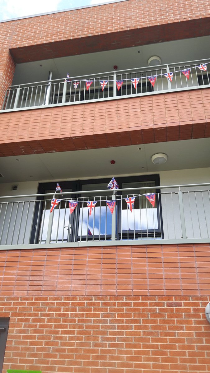 GarryReed13's tweet photo. Bourke gardens is getting ready for the VE day party at 4pm today everyone is looking forward to the picnic boxes and the entertainment @forviva_group @ForHousing @Dawnpspeed @Torbrad31 @Carlyforhousing https://t.co/eooJZstlIF