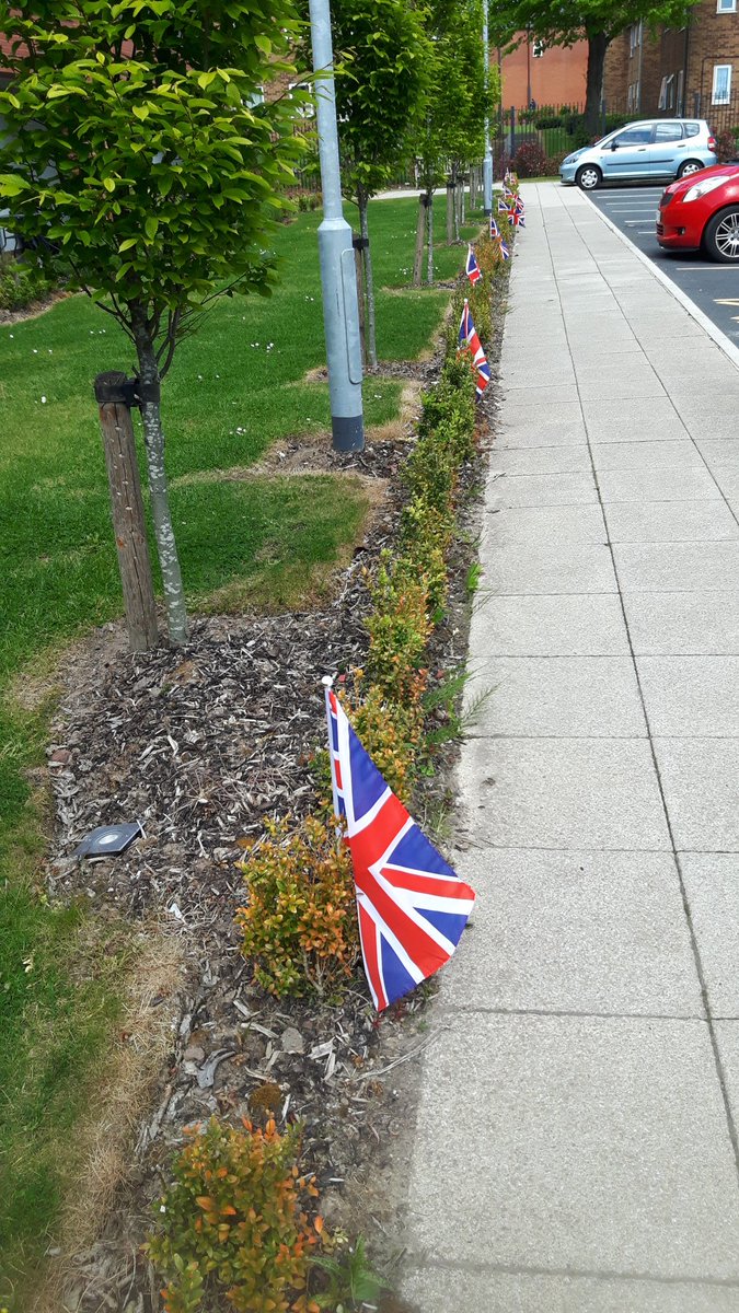 GarryReed13's tweet photo. Bourke gardens is getting ready for the VE day party at 4pm today everyone is looking forward to the picnic boxes and the entertainment @forviva_group @ForHousing @Dawnpspeed @Torbrad31 @Carlyforhousing https://t.co/eooJZstlIF