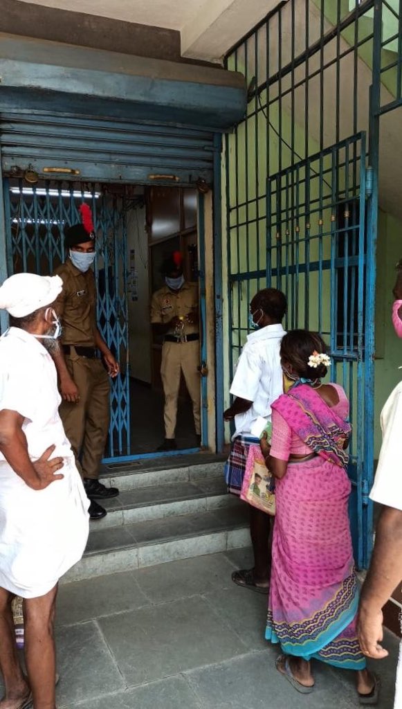 Def_PRO_Chennai's tweet photo. Continuing with the #ExYogdan at Pondicherry, today 31 SD Boy cadets, 17 SW Girl cadets, 2 Officers, 3 ANOs and 4 PI Staff of Pondicherry Group NCC were seen in action maintaining queue, ensuring social distancing and creating safety awareness. https://t.co/sHfjPMfdLw