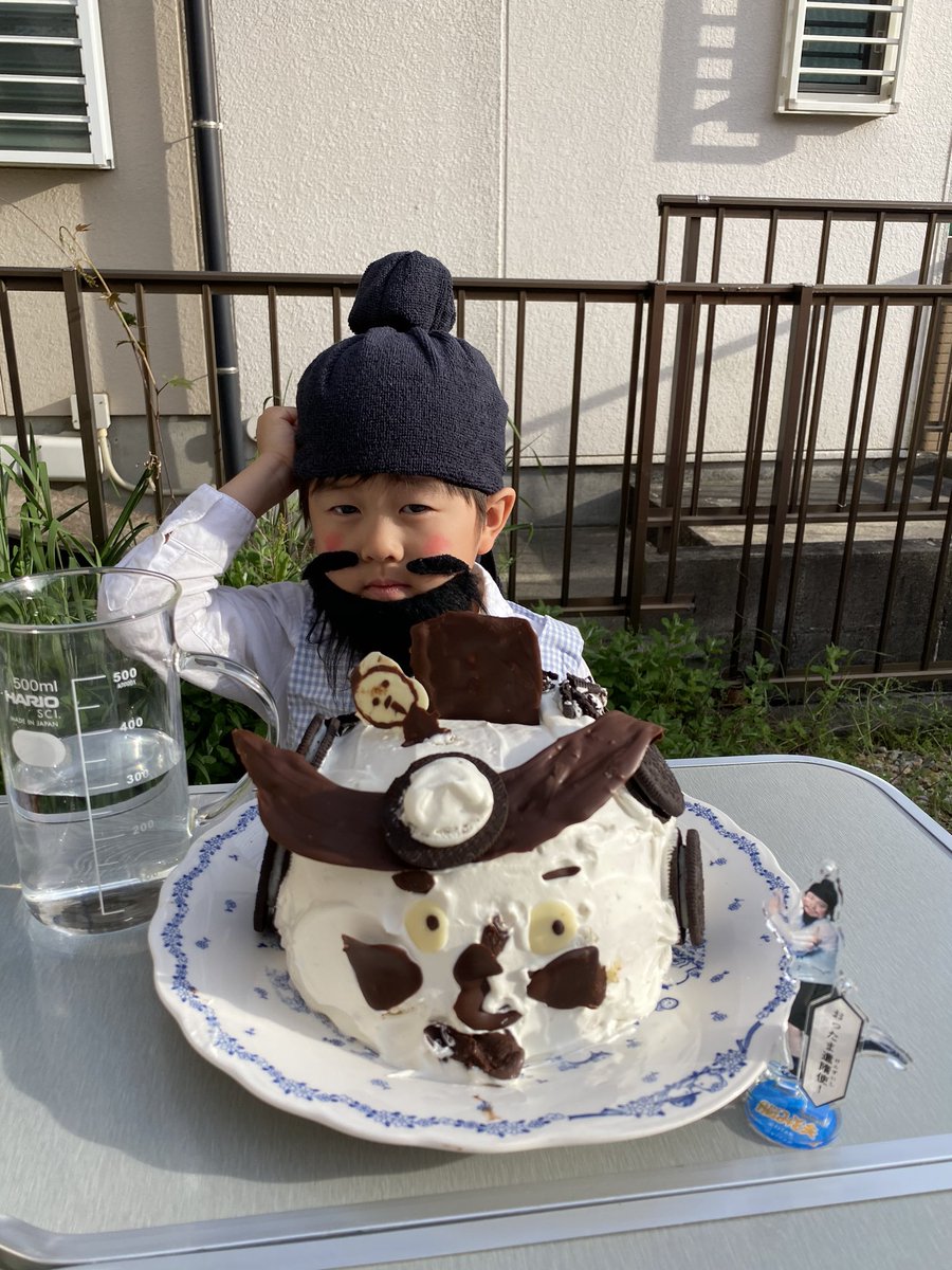 Ynknt みきママさんのかぶとケーキをol聖徳太子風にアレンジ 全く伝わらない いうないうな いちごのほっぺを付け忘れたっす 上のひょっこりチョコはみそ次郎が脳さんを描きました 脳みそ夫 Ol聖徳太子 みきママ ミニみそ こども