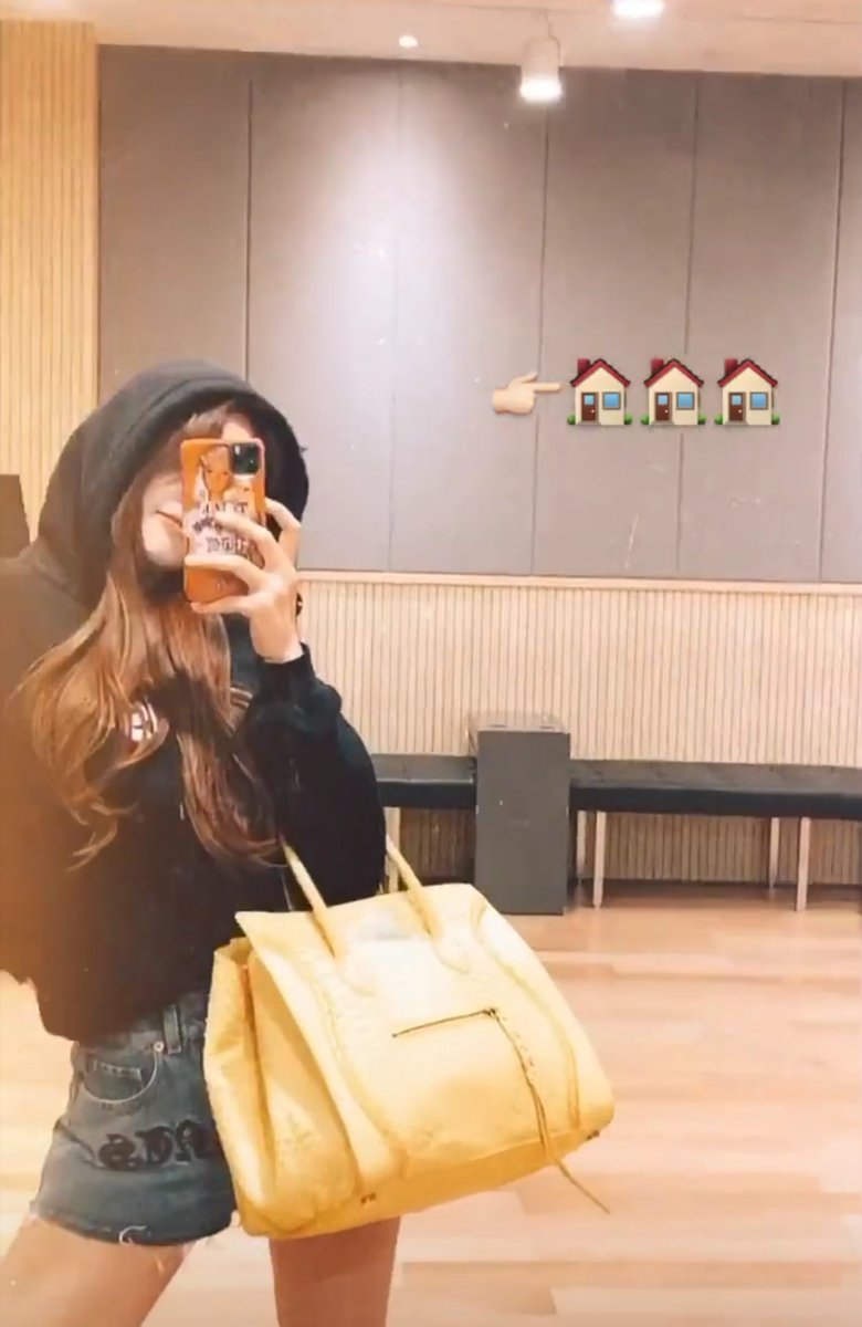 somifashion's tweet photo. 인스타그램 스토리 #소미 #Somi 🏠🏃
$695 Balenciaga
[Black Think Big Hoodie]
https://t.co/FnrLn0bRxa
$830 VETEMENTS
[Frayed logo denim shorts]
https://t.co/ZXtWMBB35E https://t.co/bvvZS6H7VG