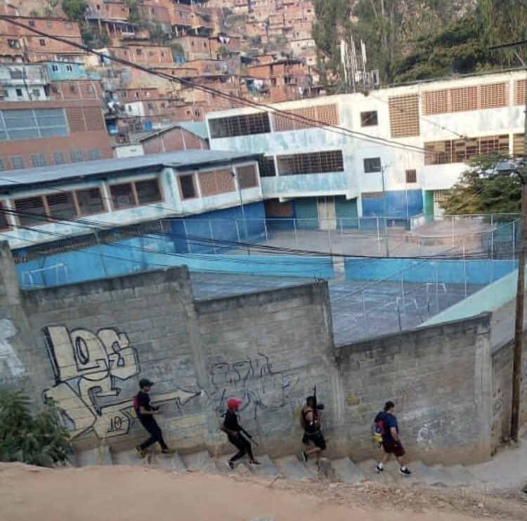 Javier_Chirinos's tweet photo. Yo sueño con un país en donde por esas escaleras bajen a estudiar a las escuelas niños felices, bien alimentados, dispuestos a desarrollar su potencial. Con padres orgullosos, llevándolos de la mano para formarse para el futuro. 

No esto. https://t.co/72dBTnfrZF
