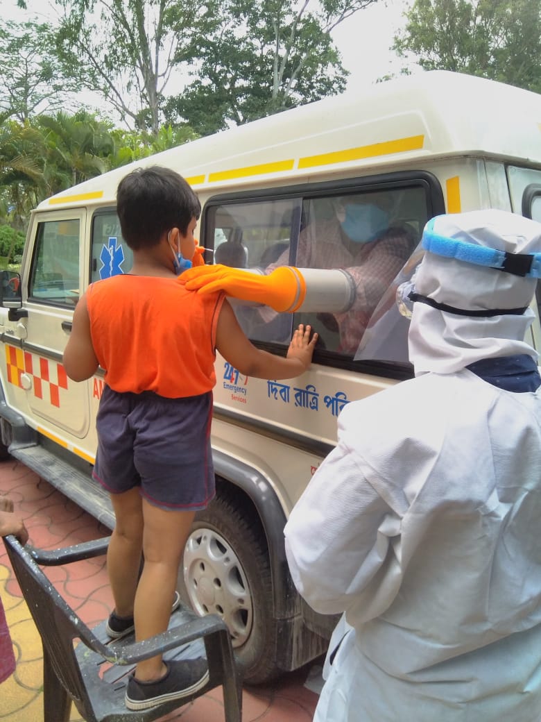 A boy of tender age giving his swab sample to a mobile van in Alipurduar.
Extensive sample collection and rigorous testing is being done across the state for early detection of #COVID19
#BengalFightsCorona
