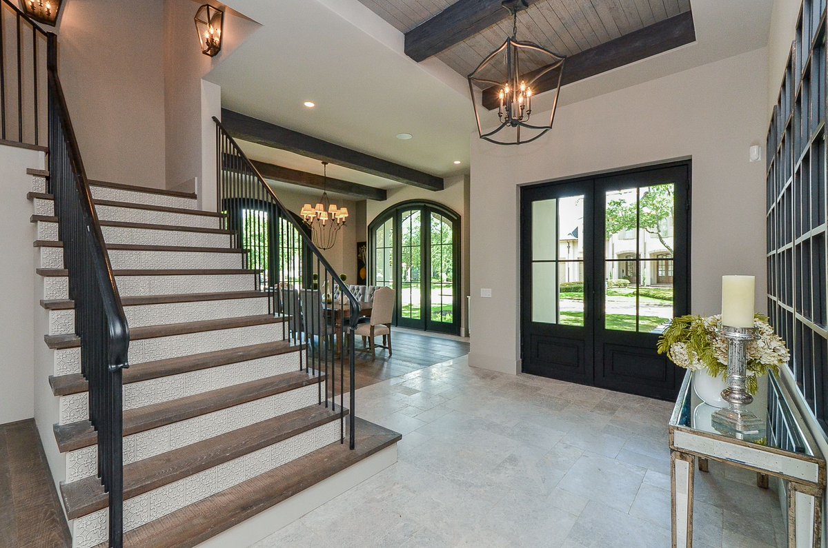 WDBHomes's tweet photo. A picture perfect entryway. 
- - - - - 
#stairs #ceilingbeams #chandelier #frontdoor #houstonhomes #luxuryhomes #customhomes #residentialdesign #designbuild #winfreydesignbuild https://t.co/ohOfMNDGch