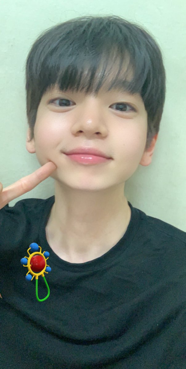 Official_SKYE_'s tweet photo. [#현욱] 🐶

어린이로 돌아갈랭 😭

#인투잇 #인투유 #현욱 
#어린이날 #어른이날 #셀카 https://t.co/2SGoir95aC