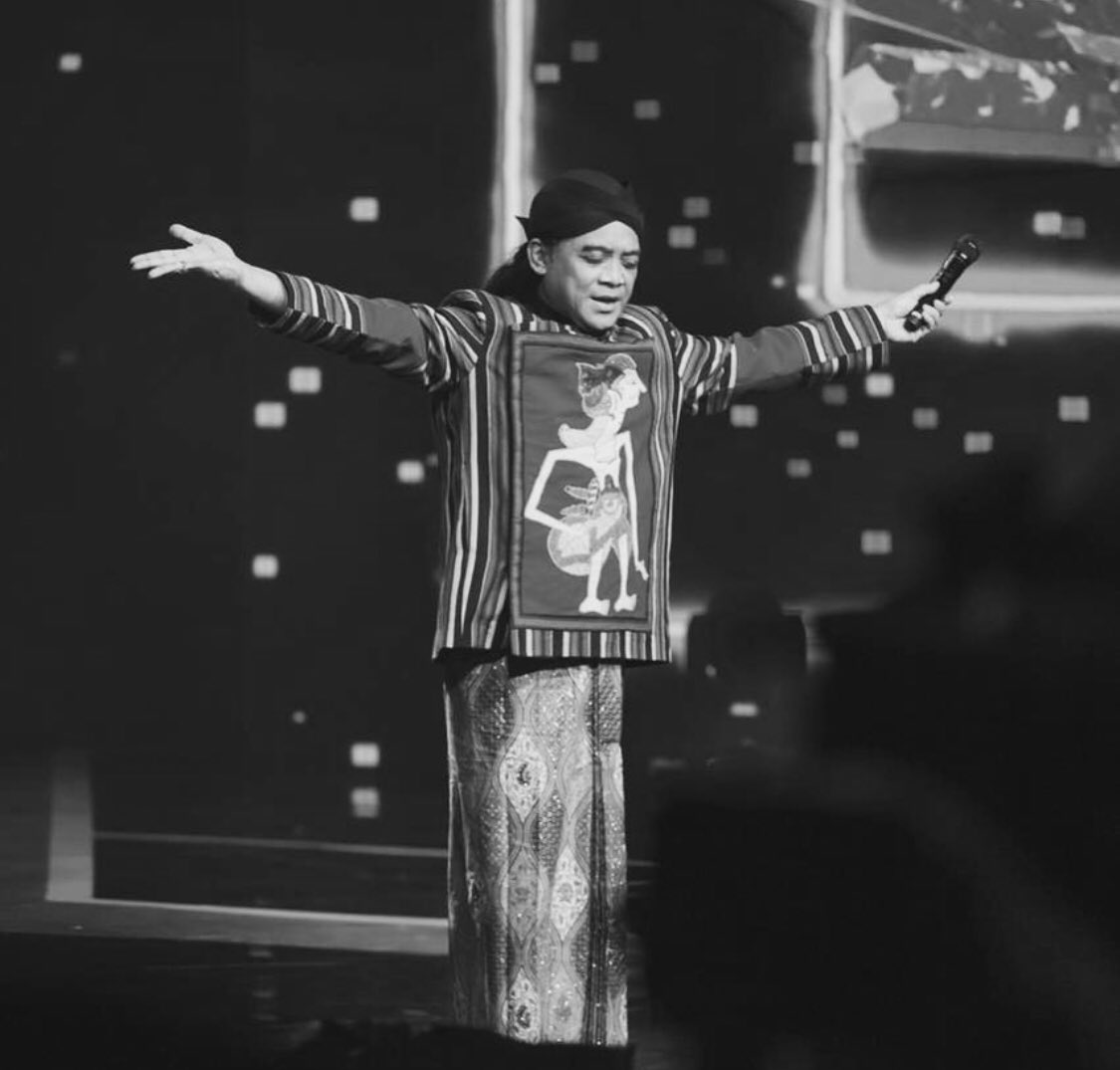 Baru tau The Godfather of Broken Heart meninggal. Terima kasih telah menjadi panutan kaum patah hati
Patah hati palingan sengaja adalah jatuh cinta
#SobatAmbyarBerduka