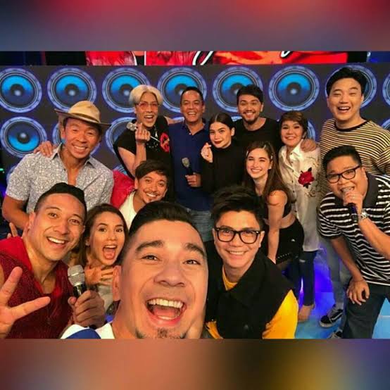sunshinepat19's tweet photo. Imagine our televisons without SHOWTIME every 12pm 🥺🥺

#NoToABSCBNShutDown 
#Showtime https://t.co/WjnF5dOoek