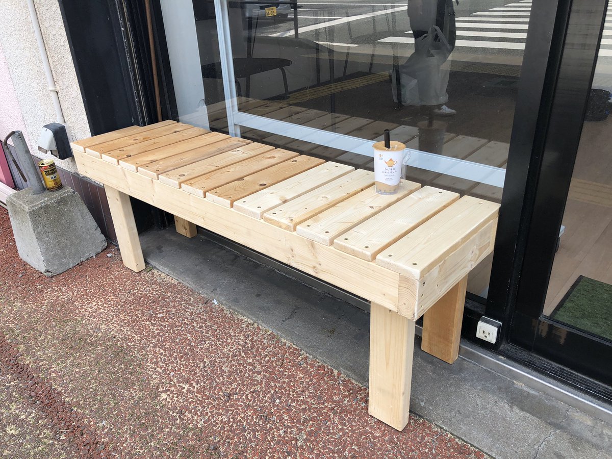 dispensary_f's tweet photo. コロナ対策で店舗前に「端材ベンチ」を作りました。店内が「密」な場合はコチラでお待ち頂ければなと。
#CBD #handf #dispensary #福岡 https://t.co/WFyQZZIlFH