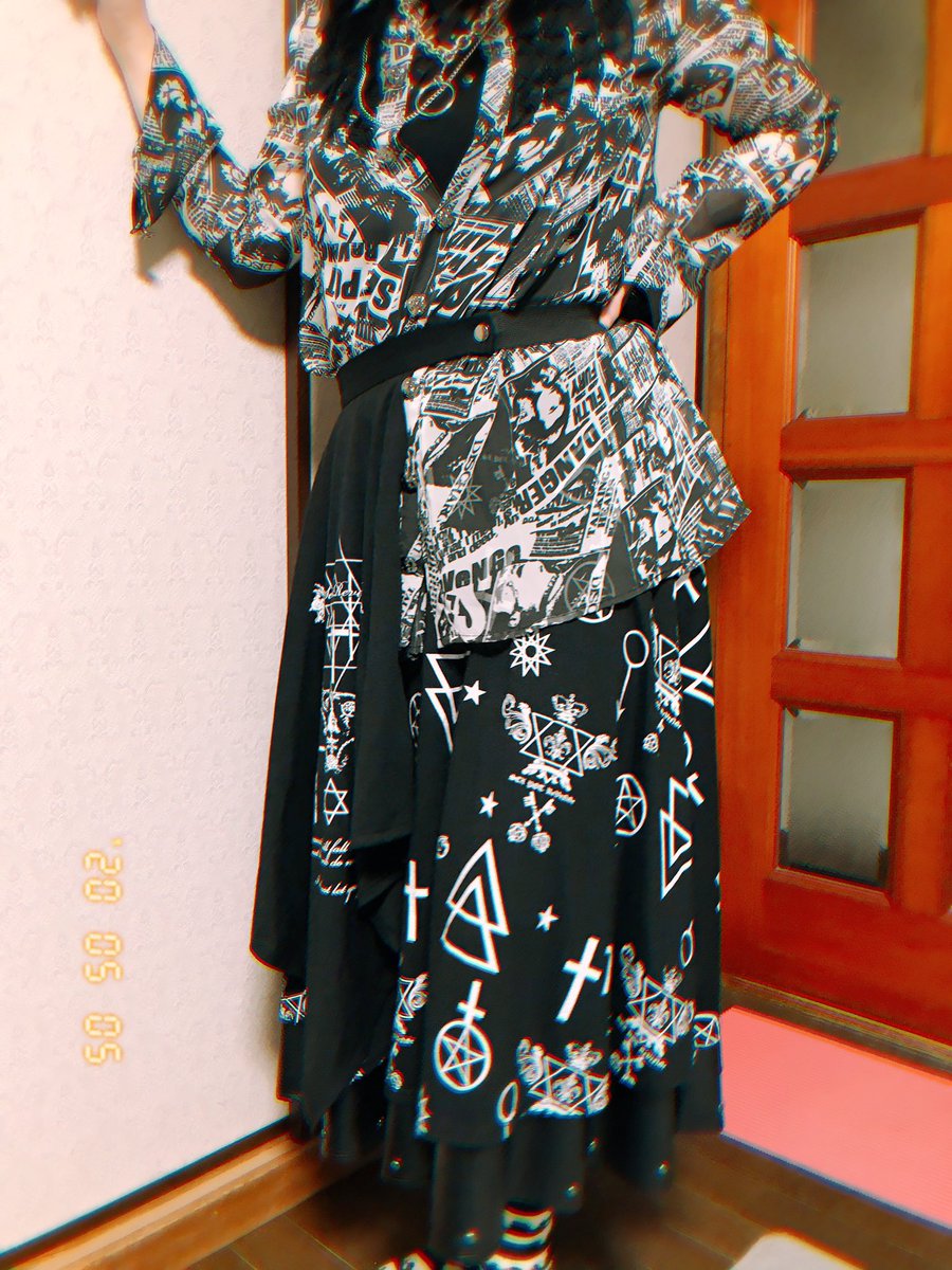 kyorazaki's tweet photo. 全身セクポで🙌
フラップをコルセット的に使ってみました♩3枚目ちょっと位置が💦
柄×柄でもありですかねぇ？

ノベルティのウォレットチェーンをネックレスにするアレンジをパクりました😅

#クロイの挑戦状
#セクポコーデ
#SEXPOTTOKYO https://t.co/v9ozSRMcL8