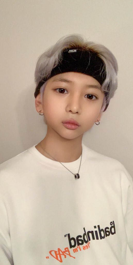 Official_SKYE_'s tweet photo. [#인호]

오늘은 어린이날 우리들 세상~~~
우리 인투유 마음속에도
어렸을 적 동심 가득했던 추억들 
하나쯤은 있잖아요:)
12시가 되기 전까진 오늘은 우리 모두 어린이 😁

#인투잇 #IN2IT #INHO #ENO #어린이날 #어른의날 #셀카 https://t.co/A55ngUCBmT