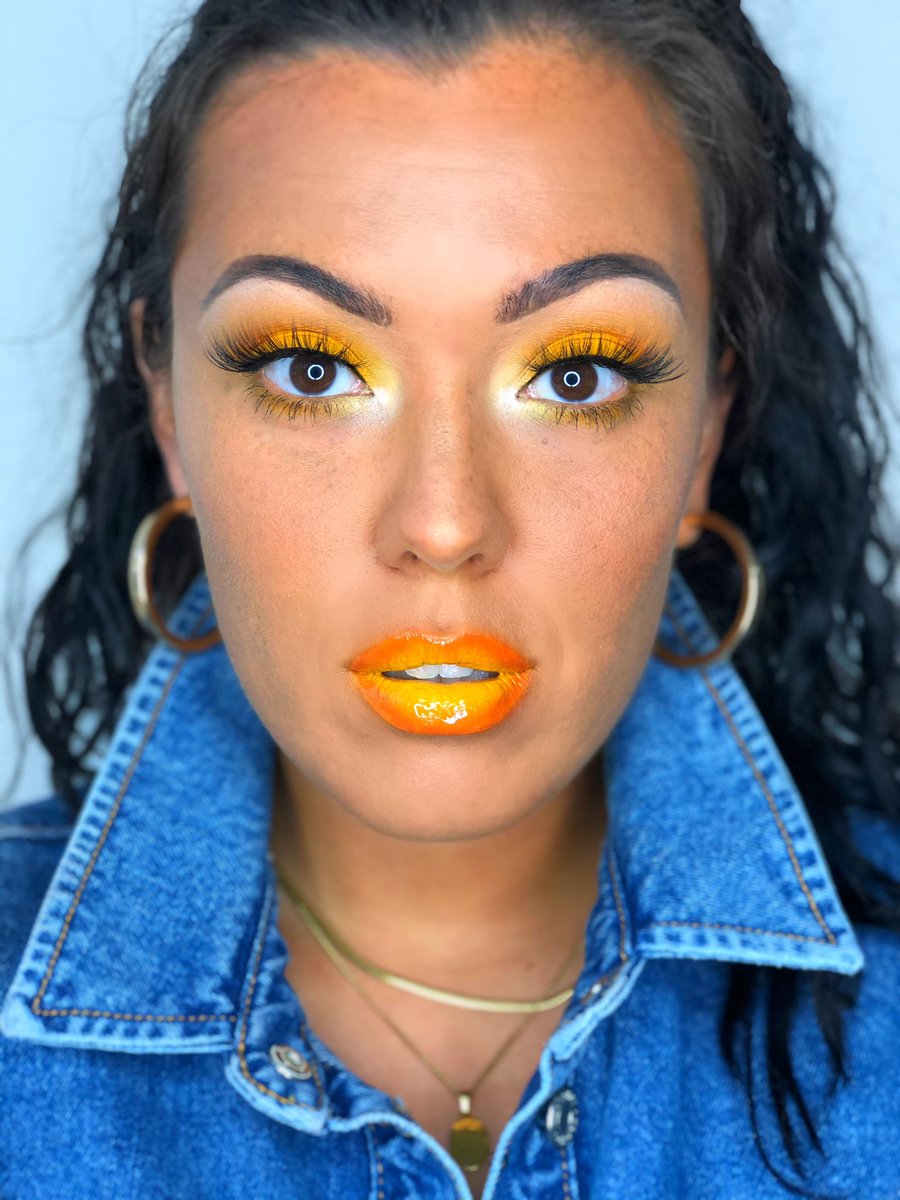 justme_dien's tweet photo. @londoncopyright Playhouse Pallet
@bperfectcosmetics Carnival Pallet 
@morphebrushes Gel Eyeliner 
@pixibeauty Nourishing Lip Polish 
#pigments #staciemariecarnivalpalette #bperfectcosmetics #londoncopyright #colour #brightshadow #eyeshadow #summervibes #motd #facemakeup https://t.co/4PZTEUP119
