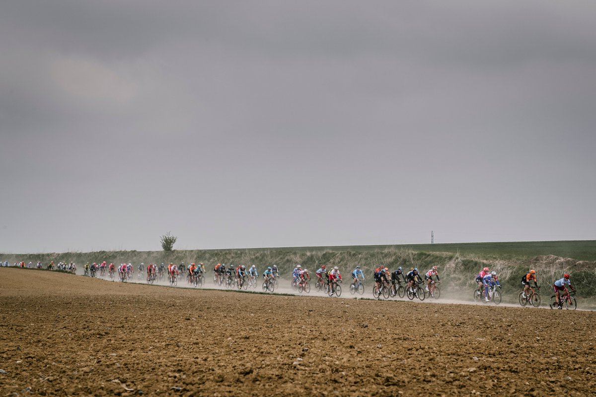 Le nouveau calendrier <a href="/UCI_cycling/">UCI</a> World Tour vient d'être dévoilé.
Paris-Roubaix se déroulera le 25 octobre. La météo automnale pourrait jouer un rôle primordial si l’on songe qu’il n’a pas plu sur la Reine des Classiques depuis son édition 2002. ☔️