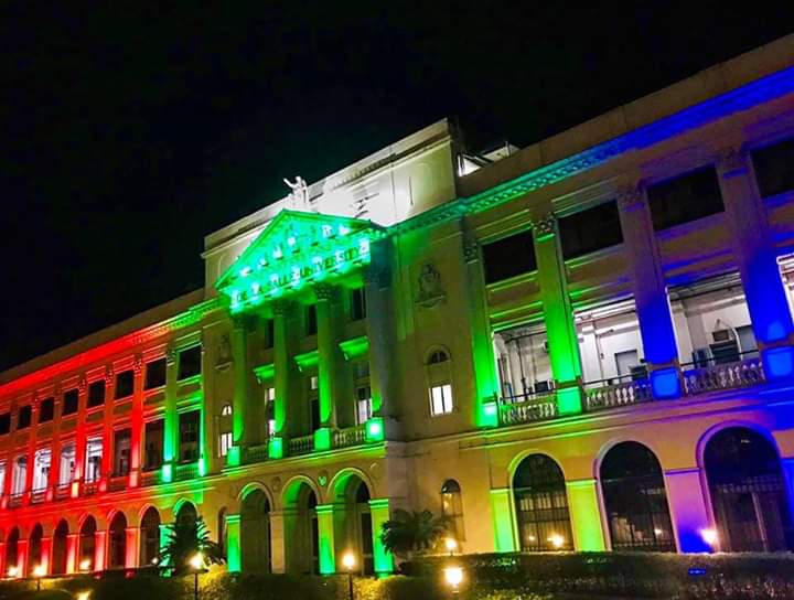 lesyeuxdejei's tweet photo. DLSU lights up St. La Salle Hall in ABS-CBN colors #NoToABSCBNShutDown https://t.co/b7ou12bDrI