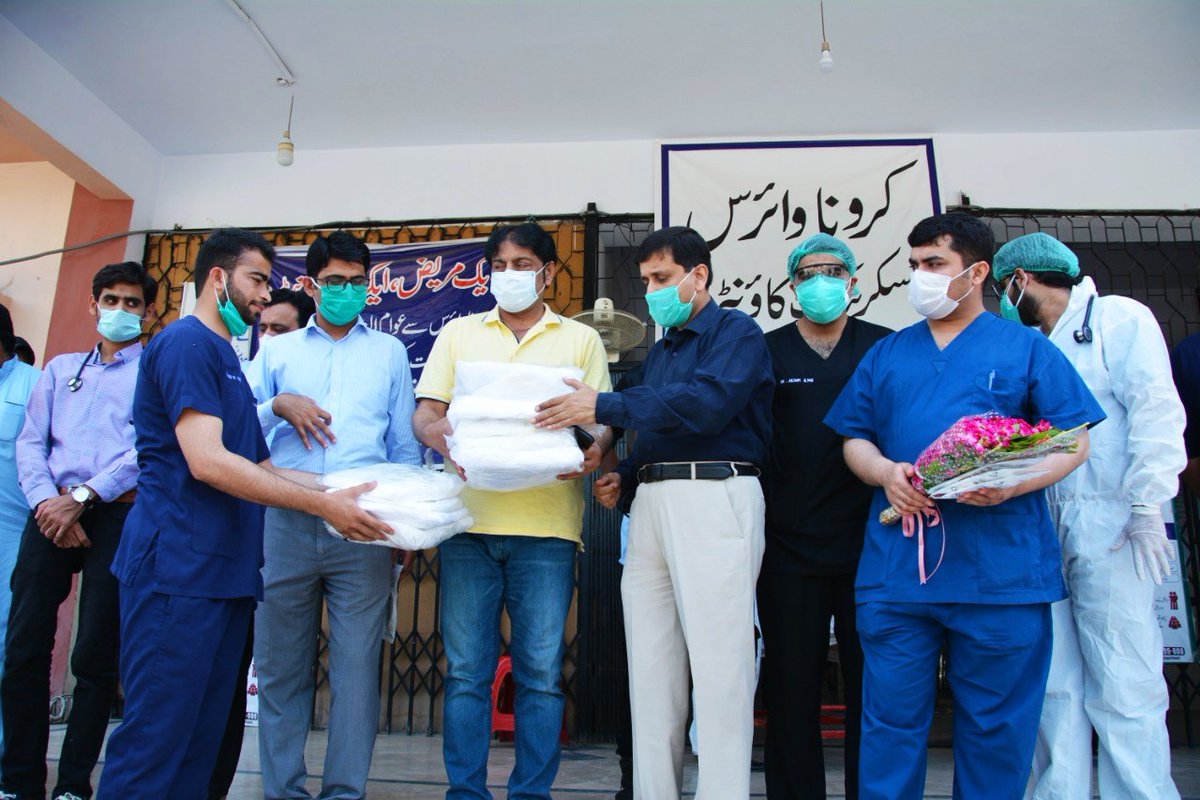 isopakmultan's tweet photo. امامیہ اکاؤٹس ملتان کی جانب سے نشتر ہسپتال ملتان میں ڈاکٹرز کمیونیٹی کو خراجِ تحسین پیش کیا گیا ۔ ڈائریکٹر ایمرجنسی امجد خان چانڈیو کو حفاطتی کٹس اور N95 ماسک بھی پیش کئے۔
#ISOPakistan
#خدمت_مہم
#Scouts_Fighting_Corona
#ISOatFrontLine
#COVID19
#IMH
#ImamiaScouts https://t.co/XLDNB90OQn