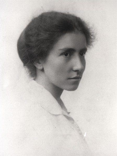 FossilHistory's tweet photo. Happy #histsci birthday to legendary archaeologist Dorothy Garrod, who led digs at Mount Carmel and Gibraltar, found epic Neanderthal fossils, and was Cambridge's first female professor. Born #OnThisDay. https://t.co/JN4OuIiXEH
