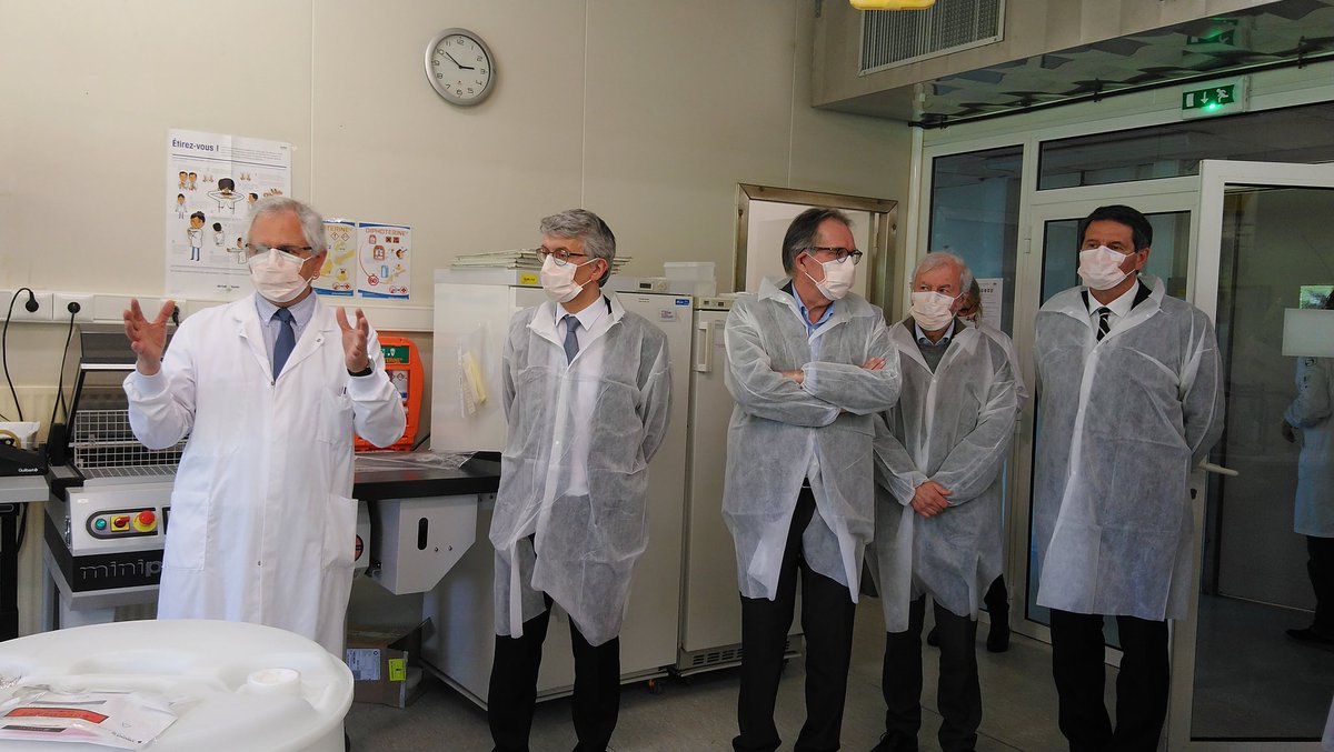 Prefet22's tweet photo. Visite de Thierry MOSIMANN @prefet22, Alain CADEC psdt @cotesdarmor22 et Ariane BÉNARD directrice du CH Yves Le Foll au laboratoire public d'analyses #Labocea à Ploufragan qui effectue des analyses PCR Covid 19 dont le but est de détecter si une personne est infectée par le virus https://t.co/pJ9IxZXxNG