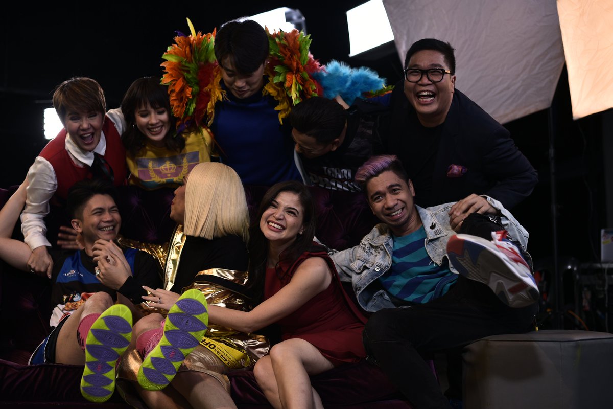 itsShowtimeNa's tweet photo. Payakap naman! Group hug tayo, Madlang People! 💛💙 https://t.co/vqdb8ByXhh
