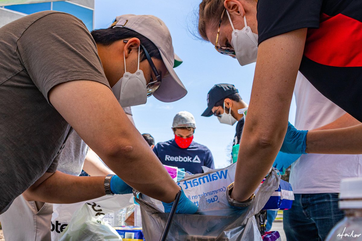 MedCuriosity's tweet photo. All hands on deck for our final #conquercovid drive in Ottawa this Saturday (9am-5pm @stjohnambulance)  - please share and support! https://t.co/VKNrjdhWsY