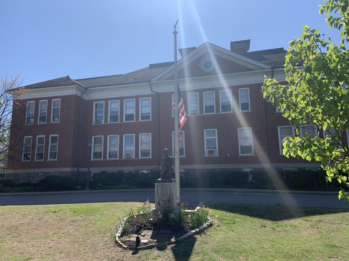 DRES_Principal's tweet photo. THANK YOU so very much to all of our #DRES teachers! Incredibly proud to be a part of this team and so grateful for your commitment to our students. Thank you as well to our colleagues at Chester, Essex, JW, VRHS. #Reg4 #TeacherAppreciation #ThankATeacher #DoingthisTogether https://t.co/vxPlLHsN9v