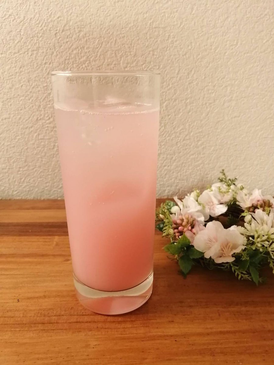 イラストレーター のびこ En Twitter 今宵のカクテルは ピンク色が可愛いディタ サクラドロップ こどもの日だったので 夕飯ははま寿司の おうちではま寿司セット をテイクアウトして 娘が板前さんをやりながら食べました 大盛り上がり カクテル ディタ