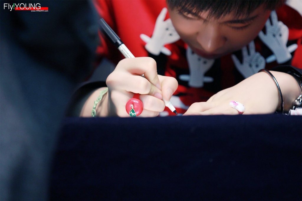 forgotsvt's tweet photo. istg I go so soft whenever youngjae writes lIKE LOOK AT THE WAY HE’S HOLDING THE PEN 🥺🥺🥺🥺🥺 https://t.co/k52ZdGsc8Q