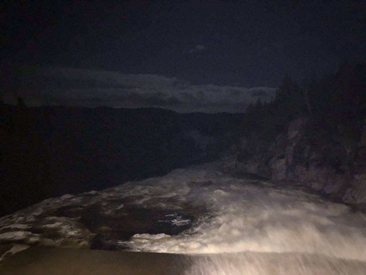 No that’s not rock at the bottom,,,,, that is the hydro Damm water fall 
#learnquebec #cavabienaller