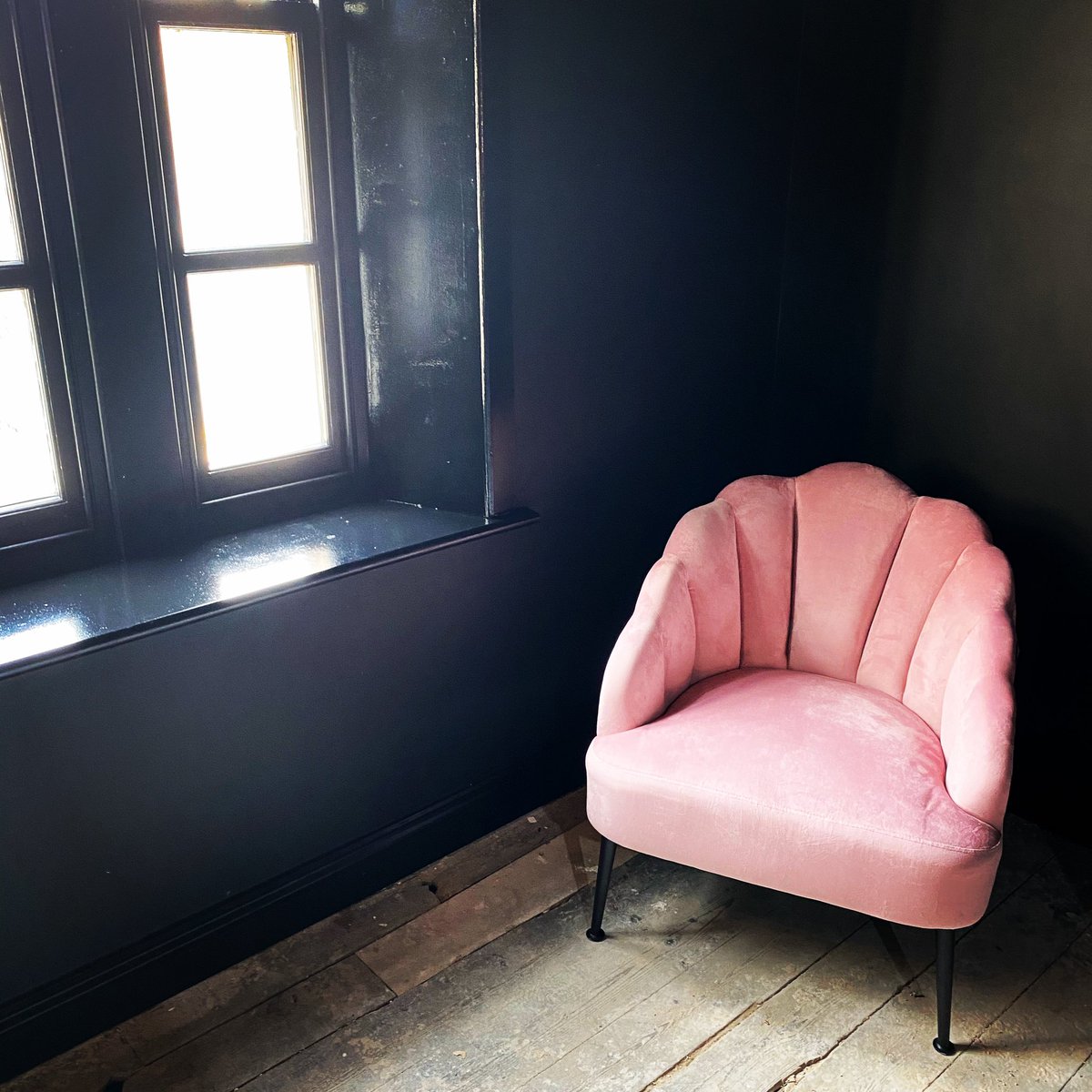 A little corner of coffee shop heaven! 
I think I’ve found my favourite seat. ❤️