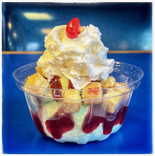 White__cottage's tweet photo. JALAPENO POPPER SUNDAE!
jalapeno ice cream, raspberry sauce, and cheesecake bites . https://t.co/pJrxkUZdrS