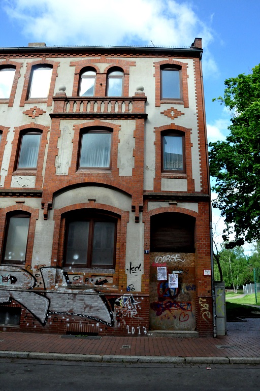 Ist euch klar, wie viel Fläche in Hildesheim leersteht? Uns auch nicht, aber wir haben gestern Nacht angefangen, es rauszufinden:
30 Leerstände sind jetzt mit Plakaten markiert!

#TakeAHome #WirHabenPlatz #besetzen #LeaveNoOneBehind #StayAtHomeButNotSilent #FreiräumeHildesheim