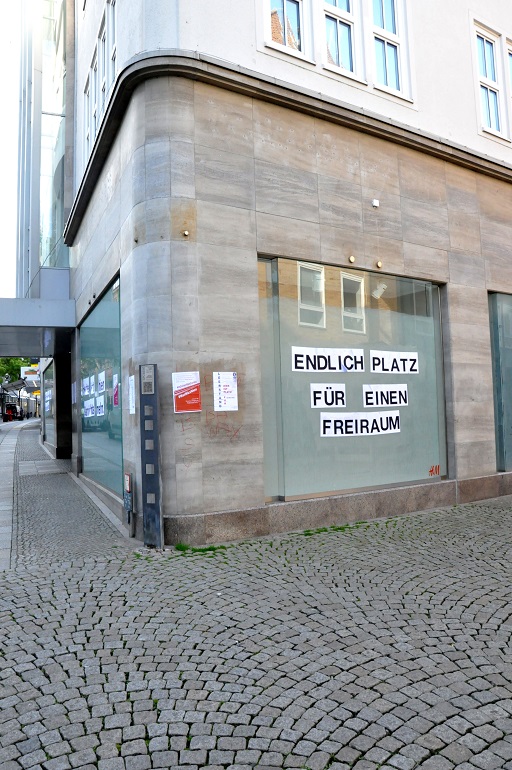 FreiraumeH's tweet photo. Ist euch klar, wie viel Fläche in Hildesheim leersteht? Uns auch nicht, aber wir haben gestern Nacht angefangen, es rauszufinden:
30 Leerstände sind jetzt mit Plakaten markiert!

#TakeAHome #WirHabenPlatz #besetzen #LeaveNoOneBehind #StayAtHomeButNotSilent #FreiräumeHildesheim https://t.co/6q8JhMkYMb