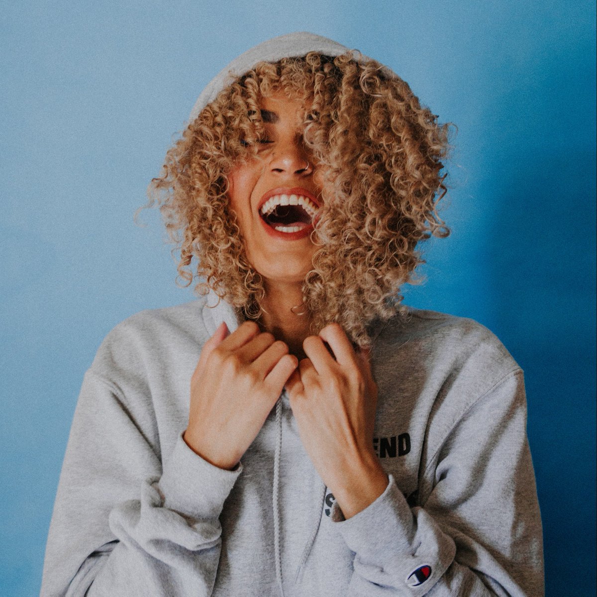 LiveTheModaLife's tweet photo. Daily movement improves mood &amp; attracts #PositiveVibes. Tonight, the #ModaCommunity is exploring the science behind it all with @herowellbeing. There's a reason why dancing in the kitchen feels so good. #LiveTheModaLife #BetterTogether #MentalHealth #HealthAndWellness #Happiness https://t.co/AKjUcHarSw