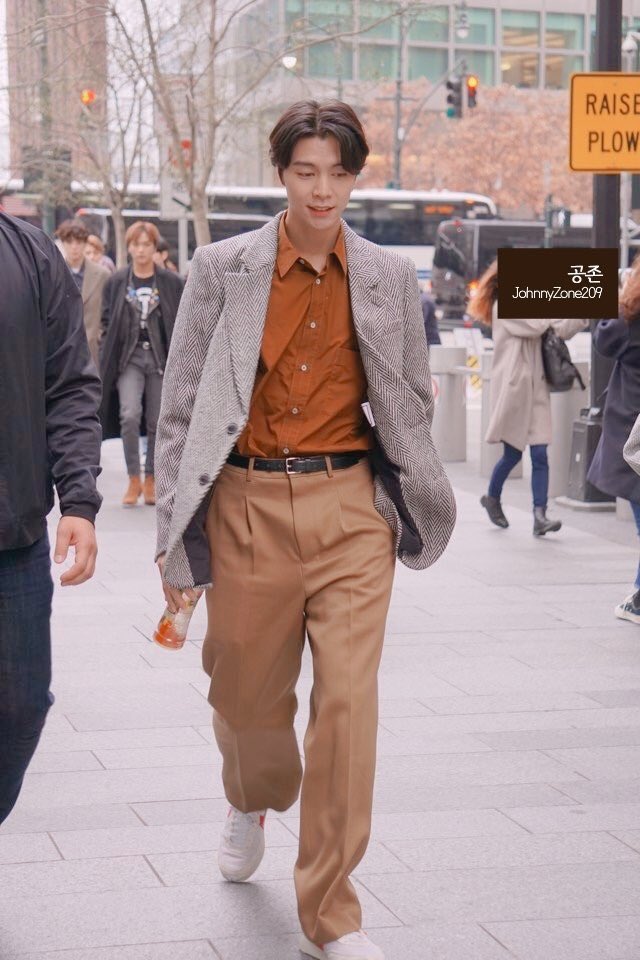 BJNYz's tweet photo. ฮือออออออออออ HQ รูปนี้ออกมาแล้ว พระเอกหนังรอมคอมยุค90 ของฉัน T___________T🤎🤎🤎🤎 https://t.co/FPeoZkydUe