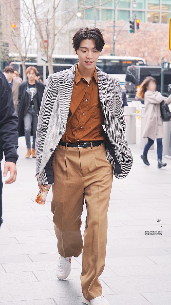 ฮือออออออออออ HQ รูปนี้ออกมาแล้ว พระเอกหนังรอมคอมยุค90 ของฉัน T___________T🤎🤎🤎🤎