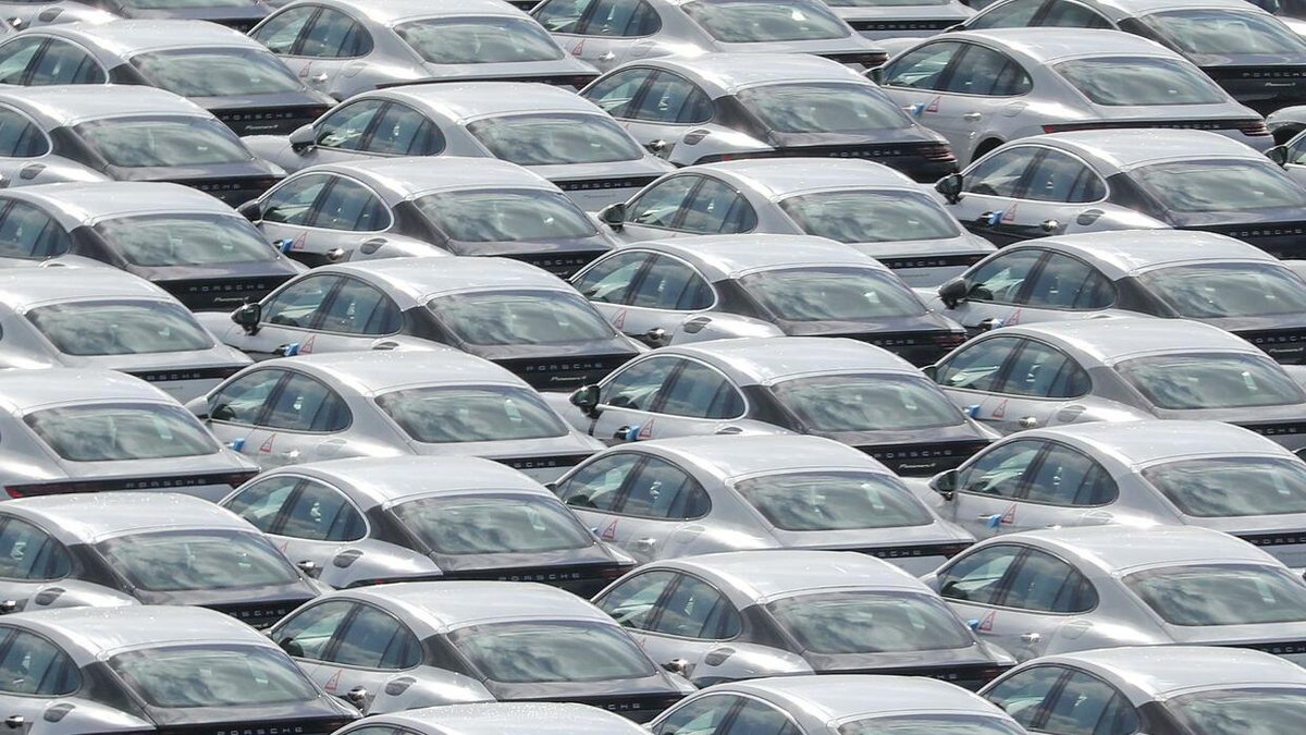 wiwo's tweet image. Die Vergabe der Corona-Hilfspakete droht vor allem nach einem Muster zu verlaufen: Wer die einflussreichste Lobby hat, bekommt etwas, wer nicht – etwa Soloselbständige –, muss sich hinten anstellen. Das ist der falsche Weg, mahnt @GFelbermayr. wiwo.de/unternehmen/di…