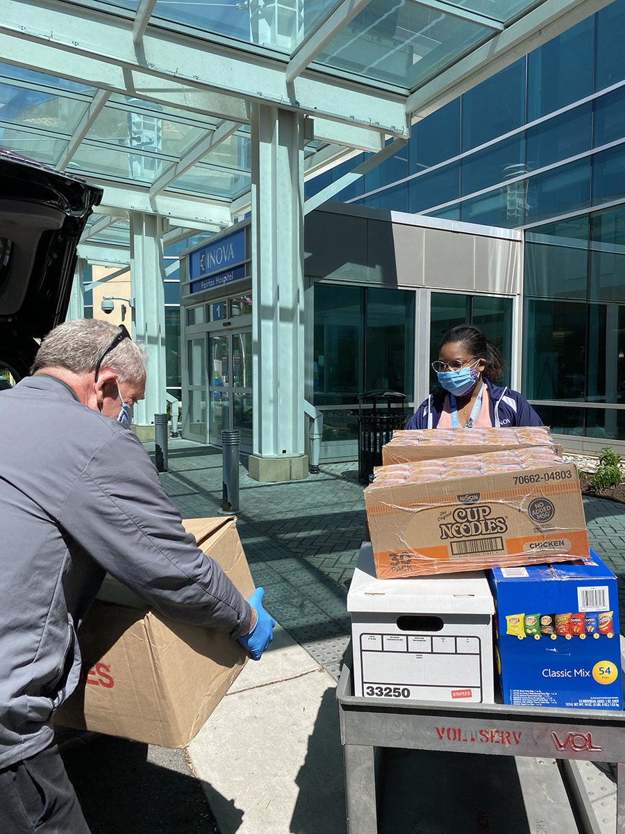 flinthillnews's tweet photo. Emergency staff workers at Fairfax Hospital were very appreciative to receive a gift from the students and parents of Flint Hill — donated food items from the Igloo — brought to them via special delivery by Assistant Director of Security Bruce Guth. #ConnectedHuskies https://t.co/7509EPGn2X
