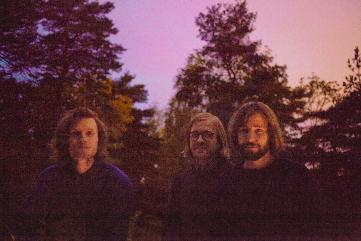 Gold Celeste gjester Popkammeret. Norges Tame Impala forteller om coronakreativitet, sterke meldinger fra fans, Jackass-miljøet i Førde på 90-tallet, grisete folk som lager delikate ting, samt sin nye overskuddsskive. Ute nå der du hører podkast! <a href="/GoldCelesteBand/">Gold Celeste</a>