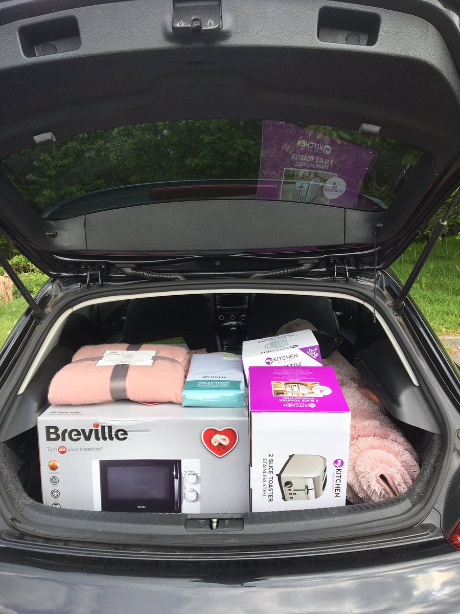StaceyArtsWales's tweet photo. #GivingTuesdayNow💙✨
The car is packed full of home essentials ready to be delivered now for a participant on our #YStreet project @YMCASwansea ✨
#SmallButVitalCharities 
@LBFEW https://t.co/1r4pU5YOUQ
