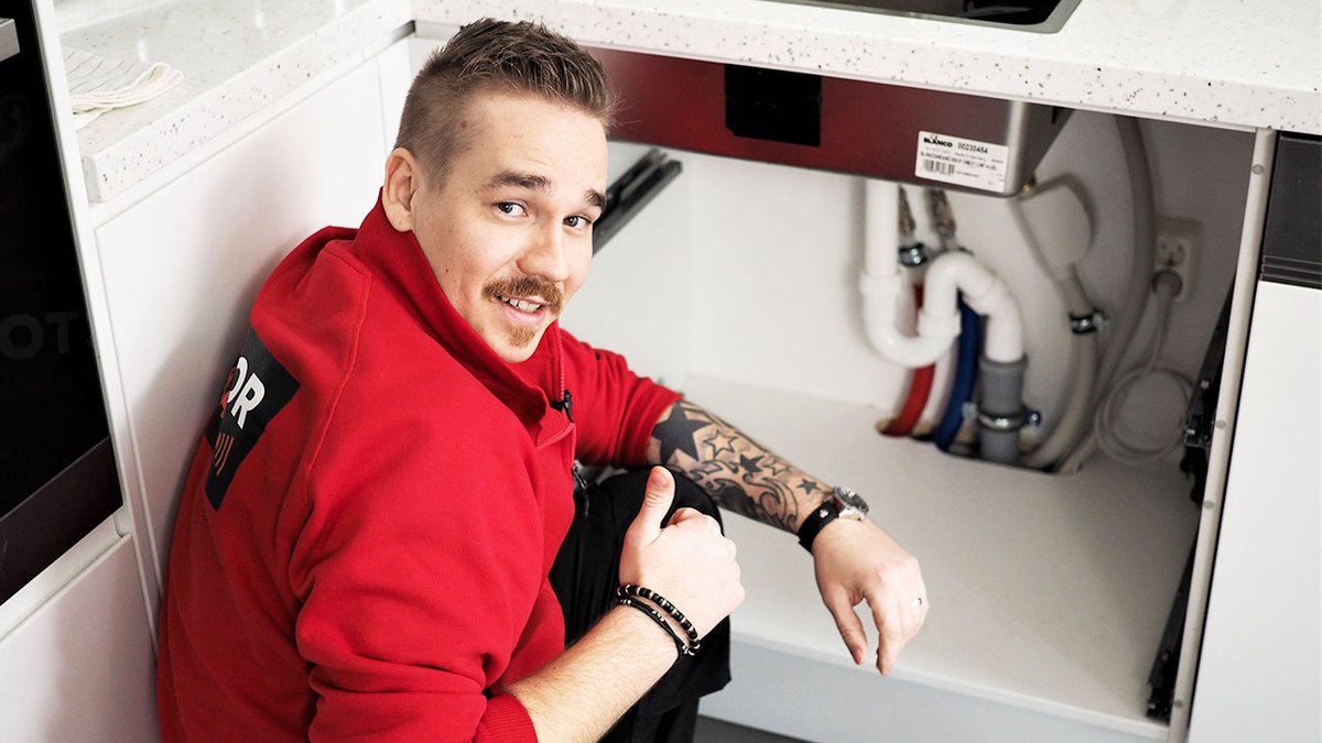 Mikä on yleisimpiä paikkoja vesivuodolle kotona? Katso video ja lue, miten vesivahinko usein saa alkunsa ja miten voit estää sen ajoissa. #koti #turvallisuus #vesivahingot sectoralarm.fi/blogi/vesivuot…