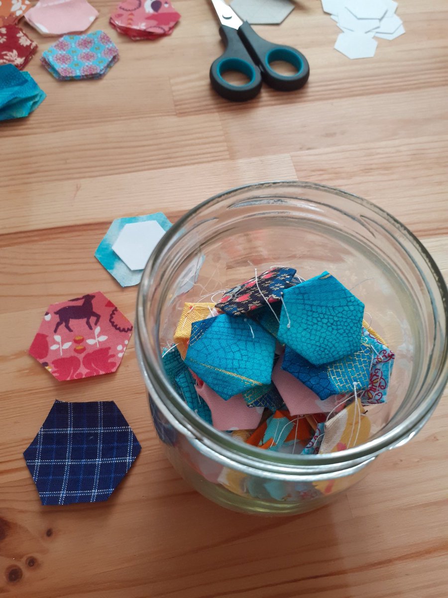 WritingSasa's tweet photo. Ich versuche mich an #EnglishPaperPiecing oder wie genau das heißt, um #Stoffreste zu verwerten. Die Pieces werden später dann aneinandergenäht in einer Art #Patchwork, wenn ich das richtig verstanden habe. 🤔
Ich sammle sie auf jeden Fall mal.😊 https://t.co/hZSK3S4Kea