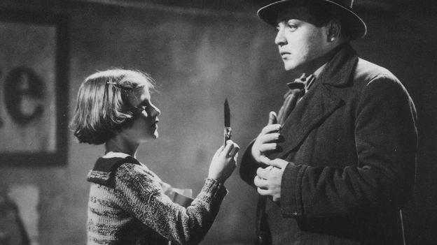 #32 - M le maudit de Fritz Lang (1932)Un tueur d'enfants, qui terrorise la ville depuis quelques temps, vient de faire une nouvelle victime. Le commissaire Lohmann multiplie les rafles dans les bas-fonds. Gênée par cette agitation la pègre décide de retrouver elle-même...