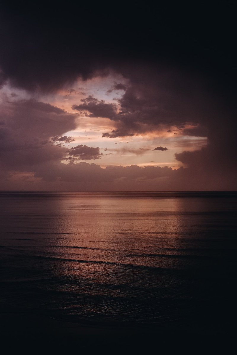 judith_rdgz's tweet image. La moitié de mon rayon de 1km autorisé, est dans l’océan. Ça réduit les possibilités de parcours, mais en choisissant bien le timing, la vue rattrape largement ce manque

🌅Lundi 4 mai, la Côte des Basques

#biarritz #cotedesbasques #sunset