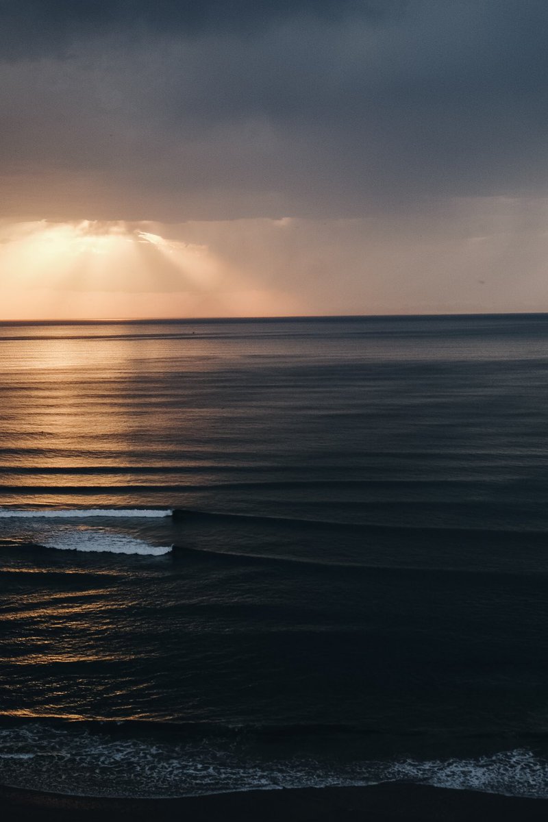 judith_rdgz's tweet image. La moitié de mon rayon de 1km autorisé, est dans l’océan. Ça réduit les possibilités de parcours, mais en choisissant bien le timing, la vue rattrape largement ce manque

🌅Lundi 4 mai, la Côte des Basques

#biarritz #cotedesbasques #sunset