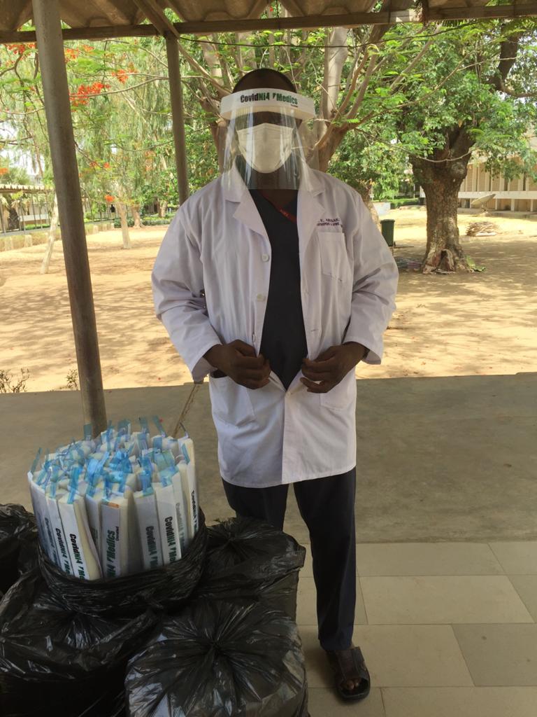aliwazeery's tweet photo. Handing over of 1000 Face shield to Kano state through the representatives of NMA Kano (Vice chairman Usman Ali) and representative of NANNM Kano at AKTH Kano.  @CovidNigMedics sincerely appreciate all your donations. 

Together, we can achieve more!!!! https://t.co/eJBYEihX9l