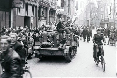 HarjitSajjan's tweet photo. C’est le 75e anniversaire de la libération des Pays-Bas. En 1945, les Alliés & troupes canadiennes combattent autour de l’estuaire de l’Escault & libèrent Amsterdam, Rotterdam & La Haye. Le #CanadaSeSouvient des 7,600 membres des FAC qui sont morts pour amener la paix. #PaysBas75 https://t.co/jzxsKrNwT4