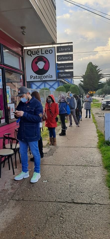 Monycecilia's tweet photo. En Coyhaique hacen fila afuera de una librería. La dueña, hace dos días, perdió su vivienda en un incendio. Ellos están ahi para comprar libros y para ayudarla https://t.co/425gFLS6xv