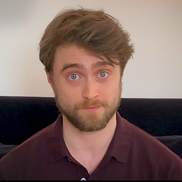 EiProfeta's tweet photo. La página oficial de "Wizarding World" ha anunciado un evento especial llamado #HarryPotterAtHome en el cual famosos, actores y actrices de la saga leeran por capítulos "Harry Potter y la Piedra Filosofal". Daniel Radcliffe ha sido el encargado de leer "El niño que vivió". https://t.co/4lt08NIrTq